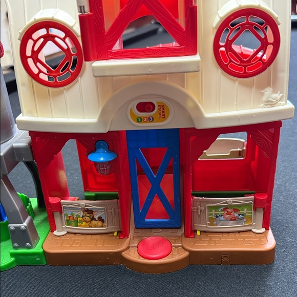 Fisher-Price Little People Caring For Animals Farm playset - Picture 4 of 11